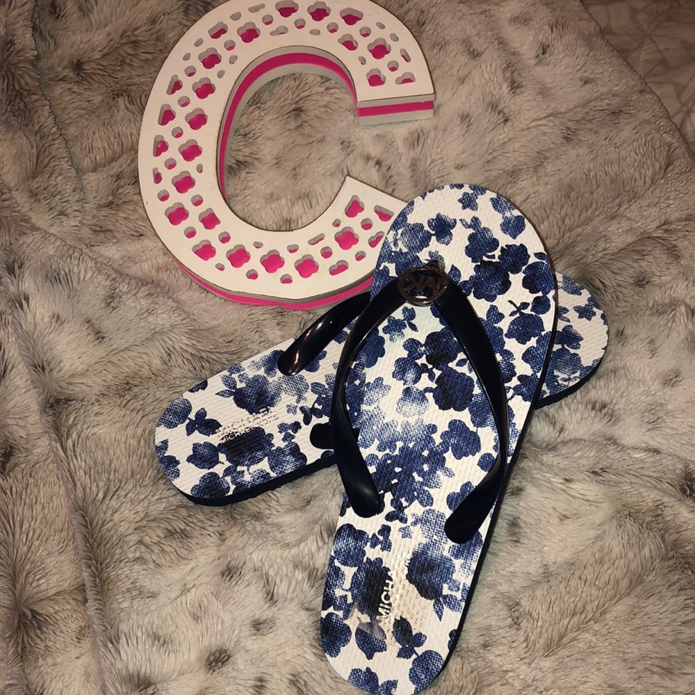 🔥Michael Kors Navy floral flip flops🔥